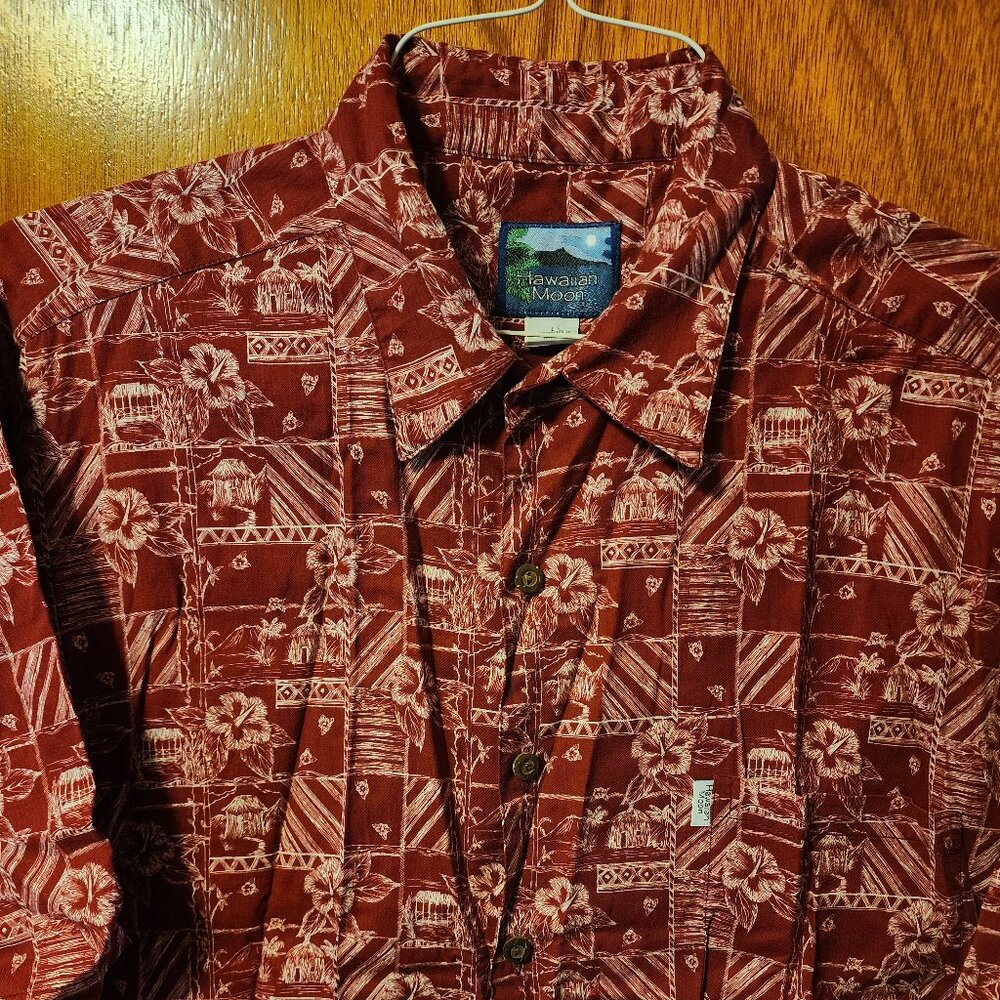 Men's Large Hawaiian Moon Red Floral Village Short Sleeve Button Down Shirt